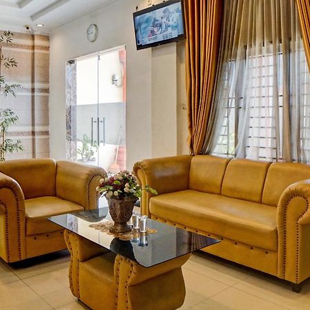 Oyo 92638 Jr Residence Syariah Medan Kültér fotó