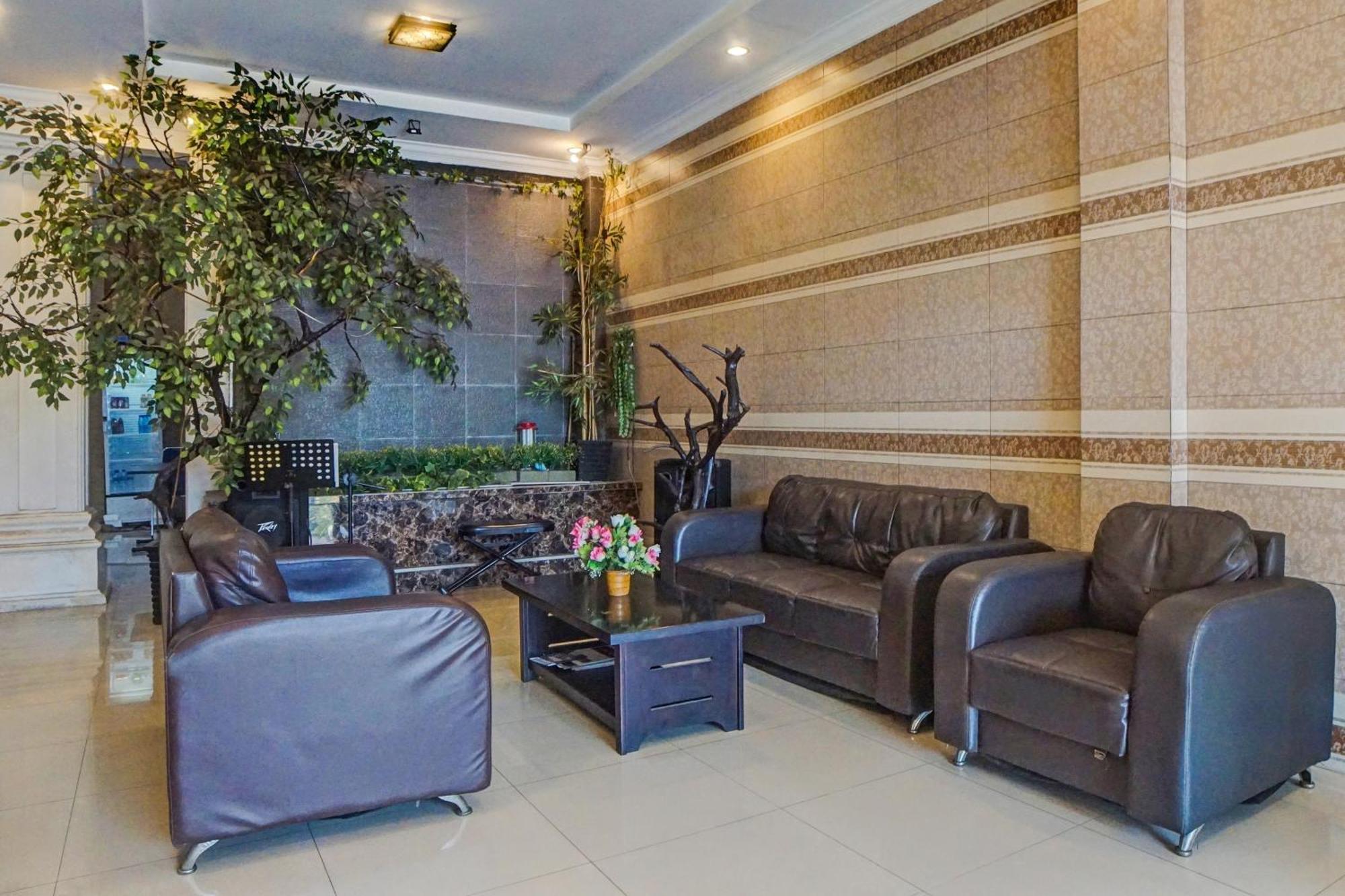 Oyo 92638 Jr Residence Syariah Medan Kültér fotó